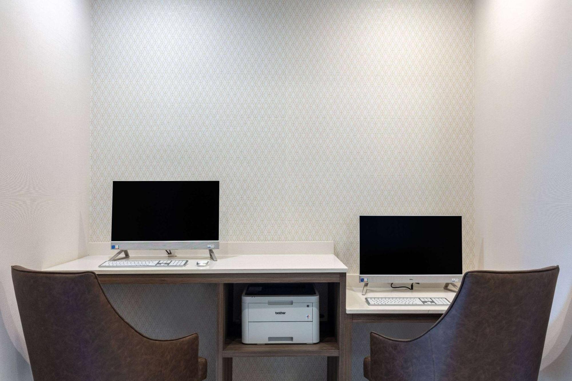 La Quinta Inn & Suites By Wyndham Centralia Bagian luar foto